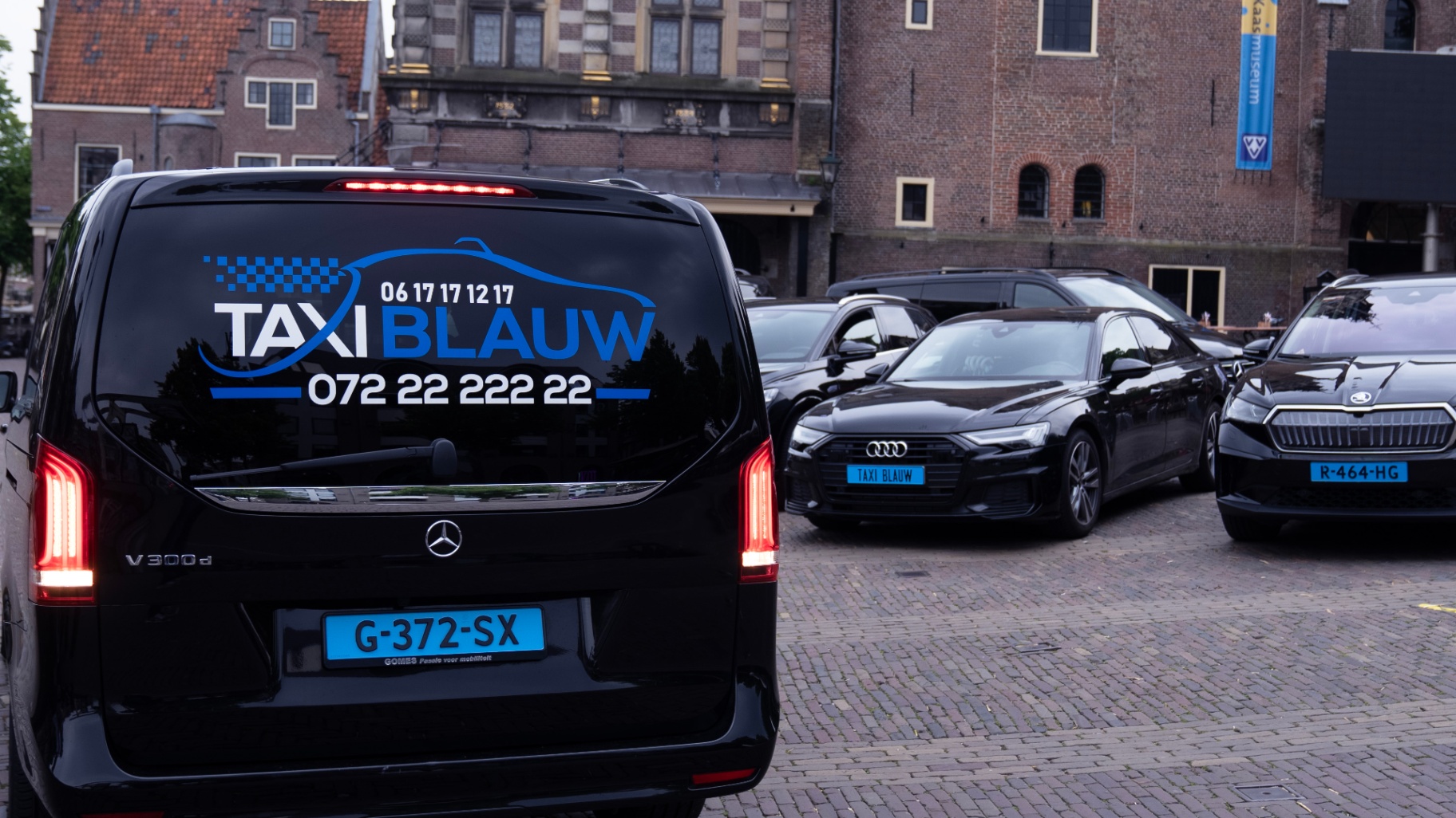 Wagenpark van Taxi Blauw op de Waagplein in Alkmaar