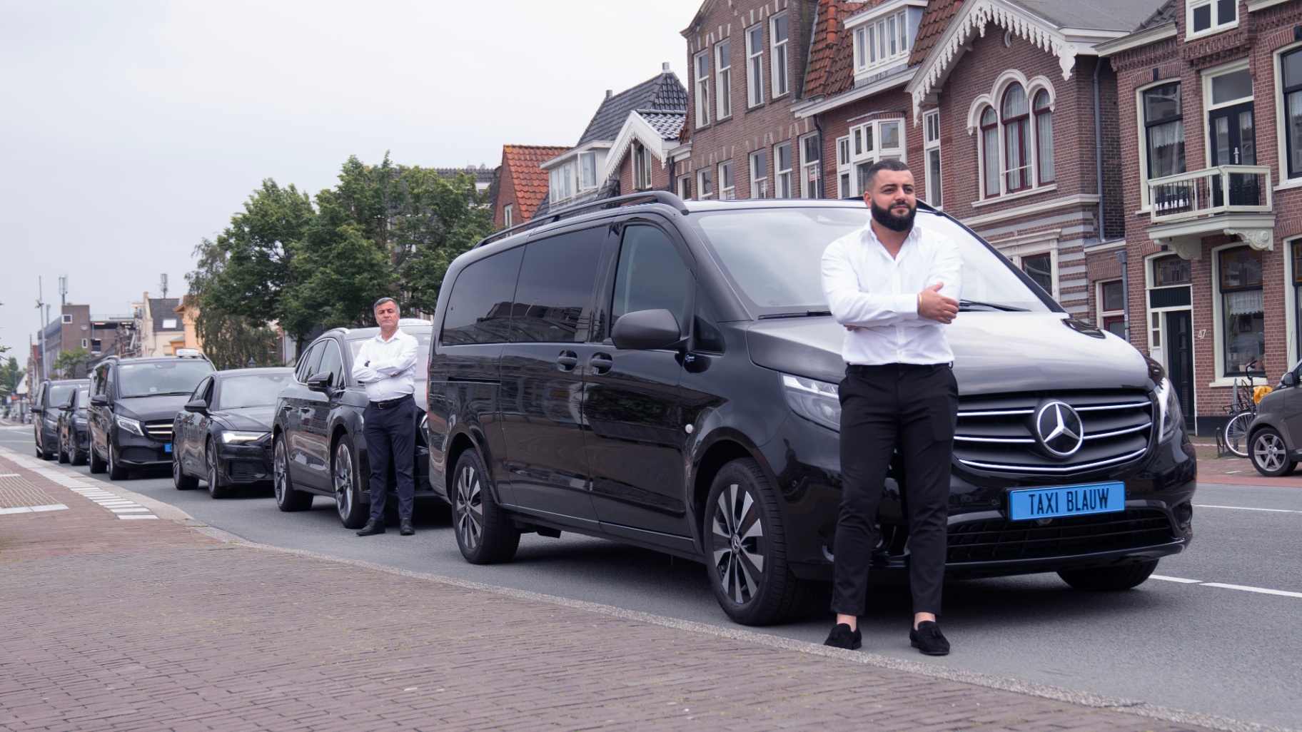 Chauffeurs van Taxi Blauw met de wagenpark in Alkmaar