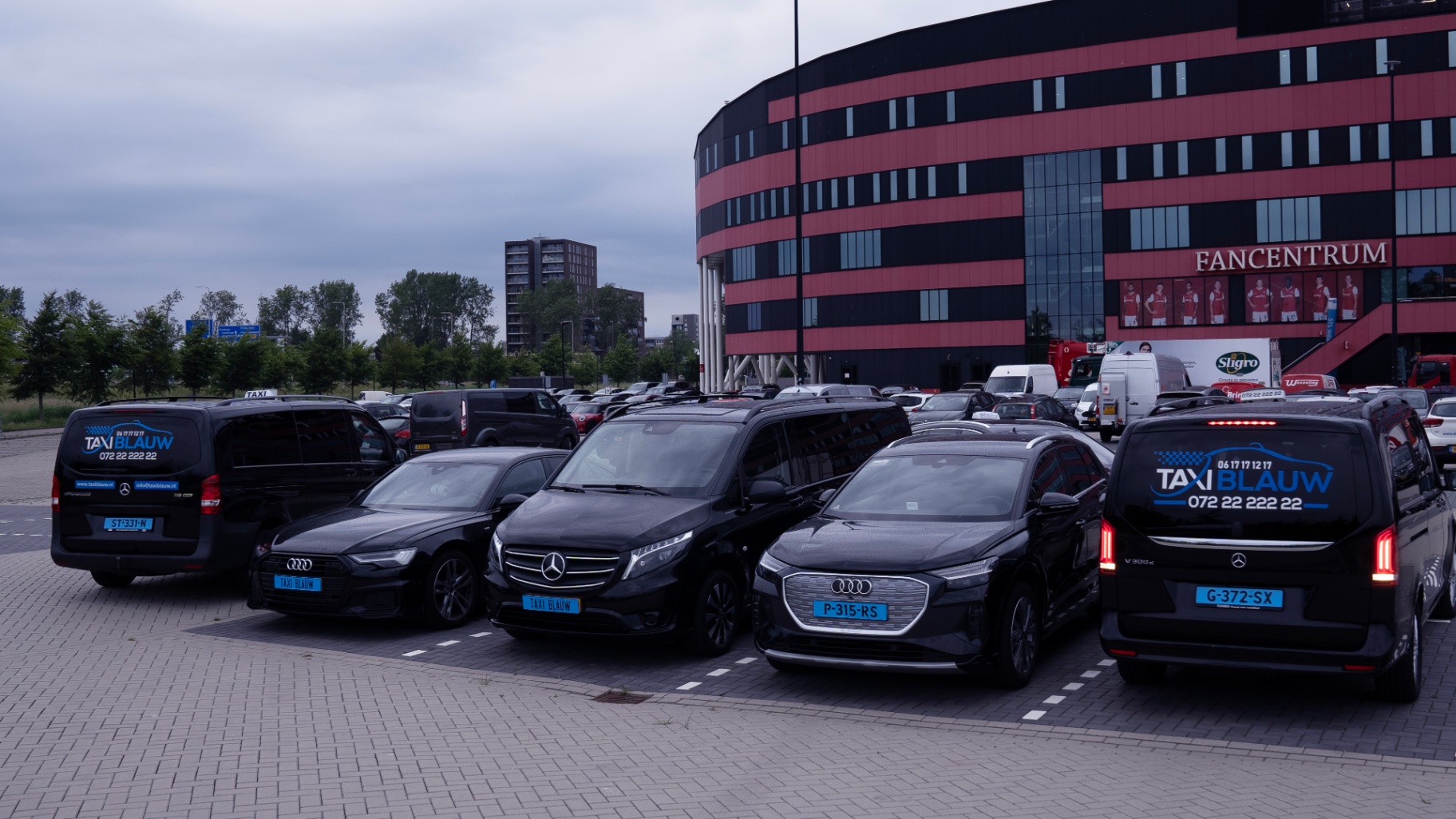 Wagenpark van Taxi Blauw bij het AZ fancentrum