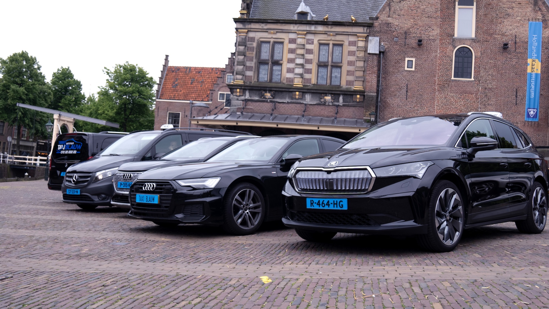 Vloot van Taxi Blauw voor het Hollands Kaasmuseum