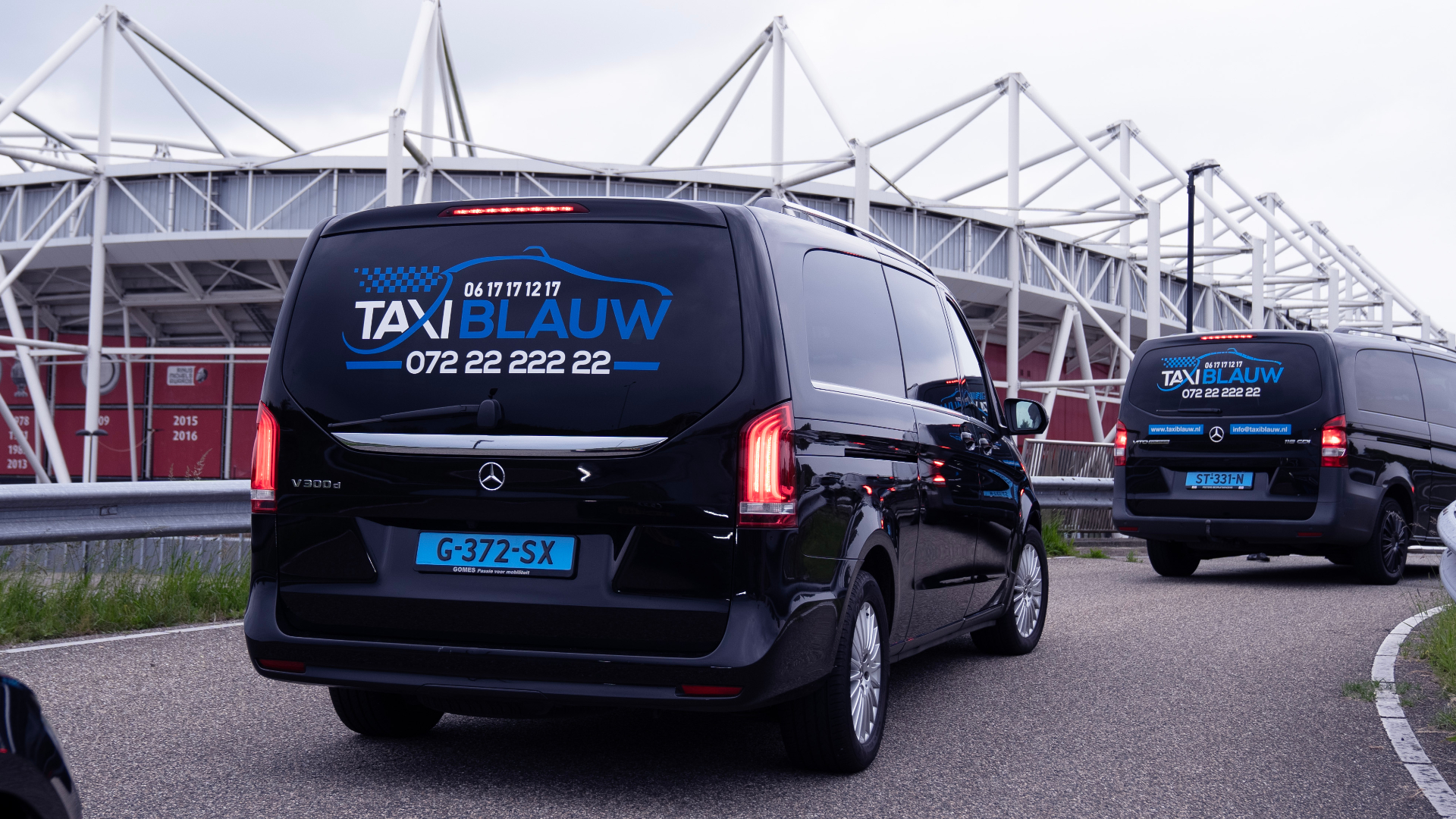 Taxi Blauw busjes bij het AFAS stadion in Alkmaar