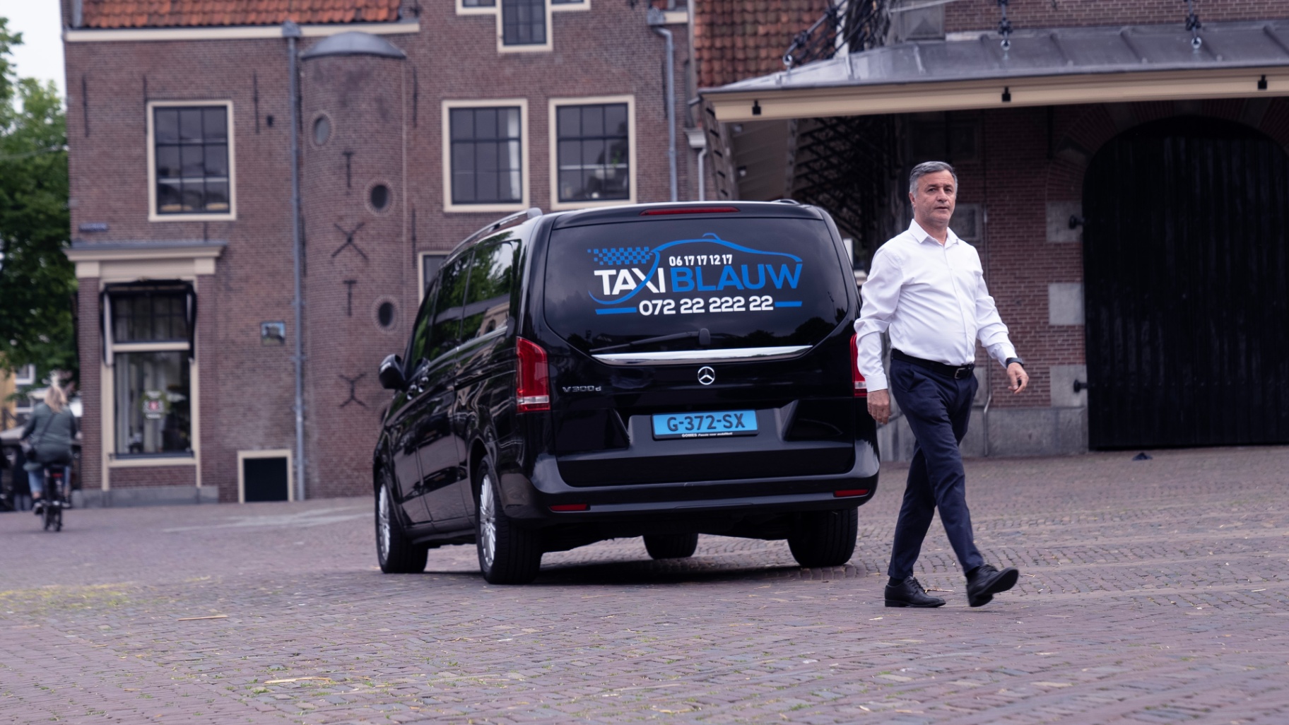 Chauffeur van Taxi Blauw bij De Waag in Alkmaar
