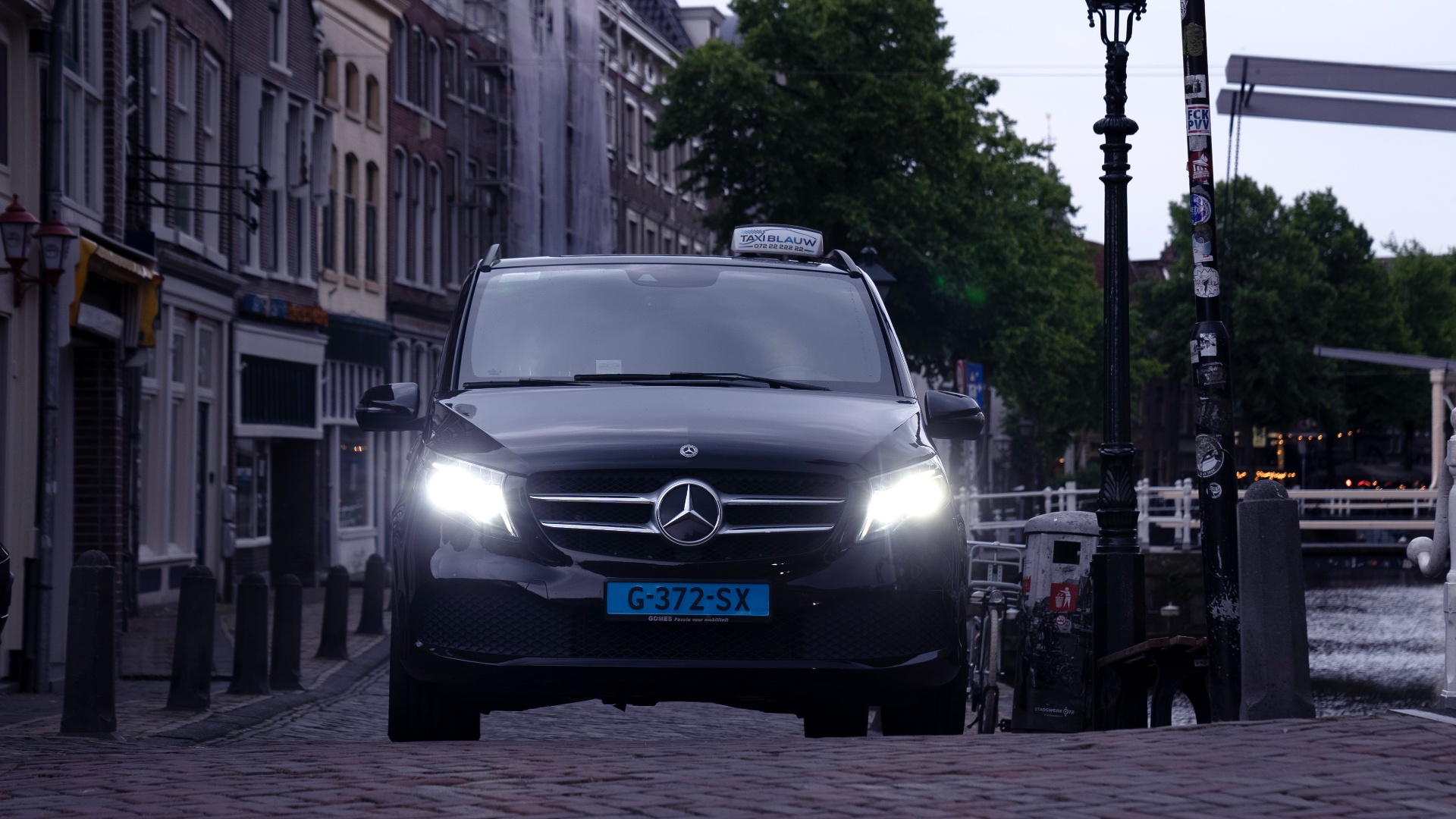 Donkerblauwe taxi voor leerlingenvervoer