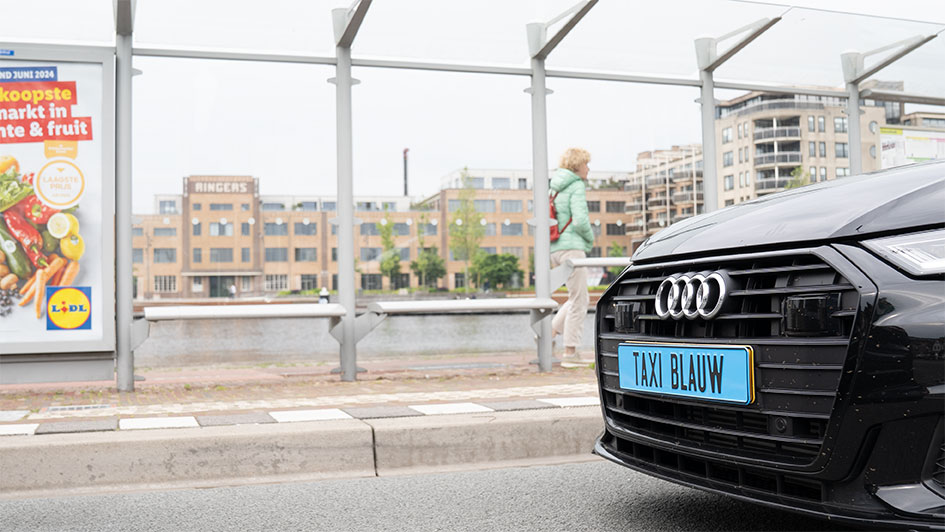 Taxi onderweg in regio Alkmaar bij zonsondergang