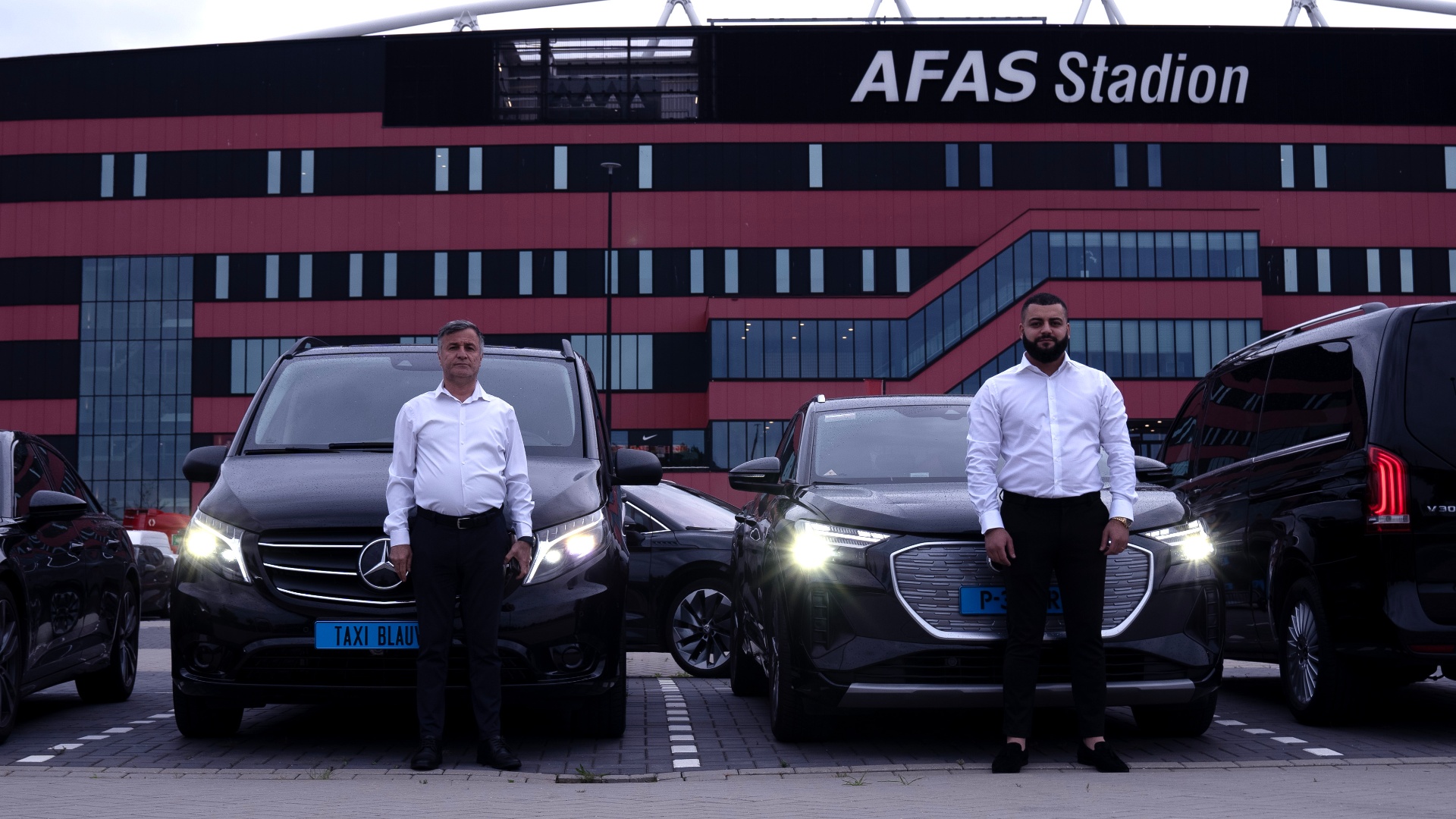 Donkerblauwe taxi voor evenementenvervoer