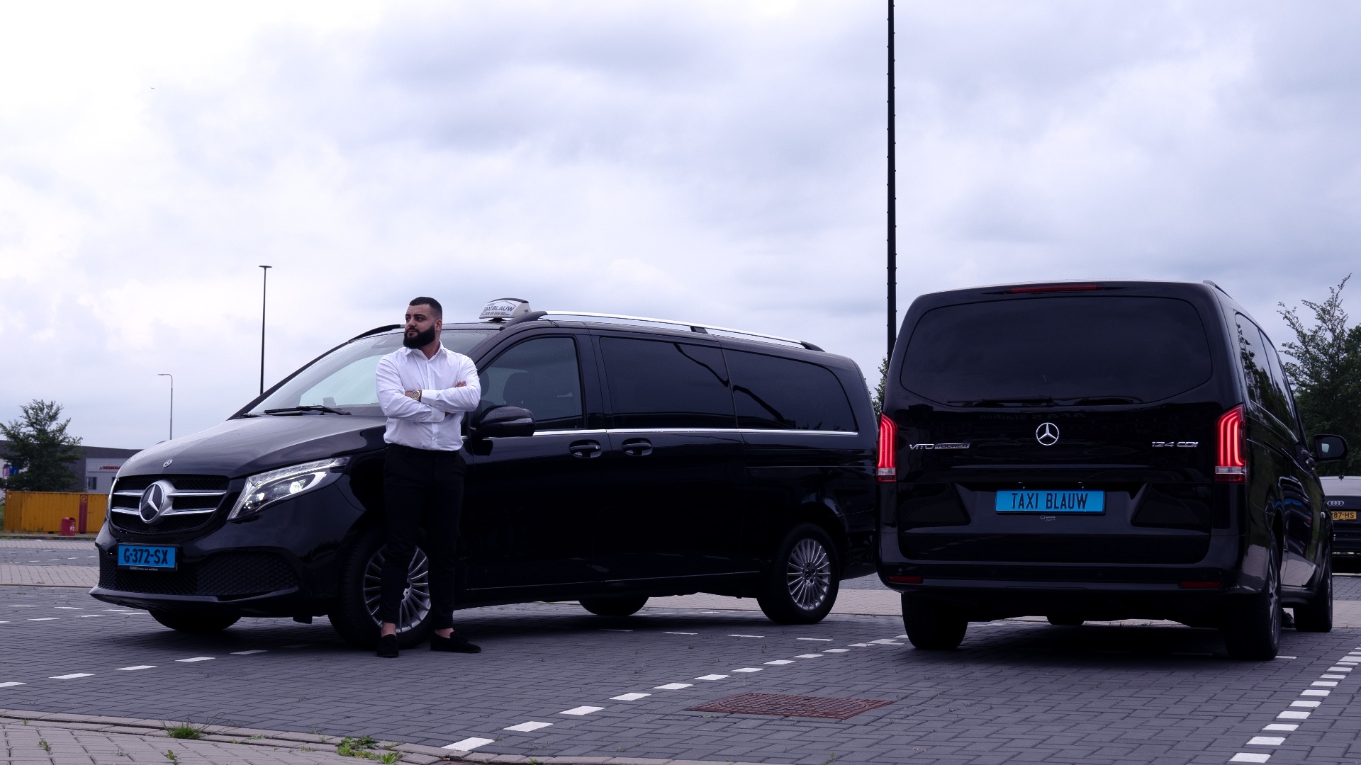 Donkerblauwe luxe taxi voor exclusief vervoer